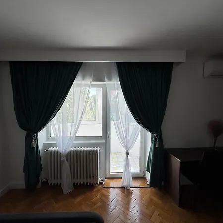 Night Apartment, 3 Camere, 3 Balcoane, Untold דירה
